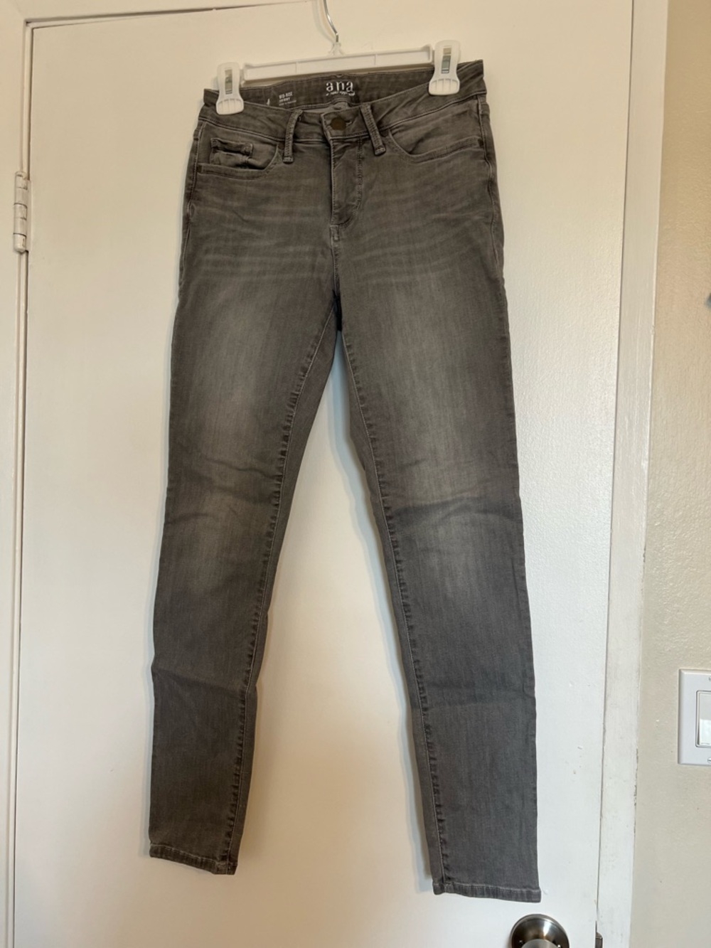 a.n.a Women’s Skinny Jeans in Grey